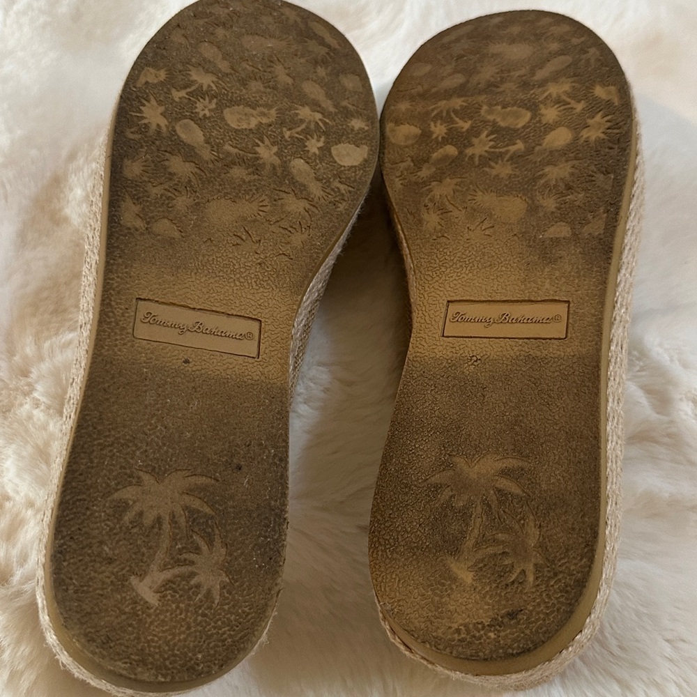Tommy Bahama Tan With A Little Sparkle Sneaker. Size 7 - Picture 5 of 7